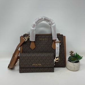 Michael Kors Hope Medium Messenger Set